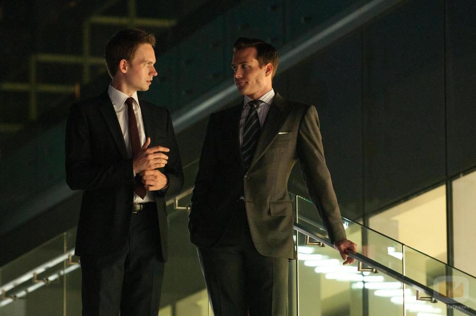 Mike Ross (Patrick J. Adams) y Harvey Specter (Gabriel Macht)