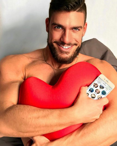 Fran Suárez el enfermero más sexy del España agarra un corazón de peluche Fotos en FormulaTV