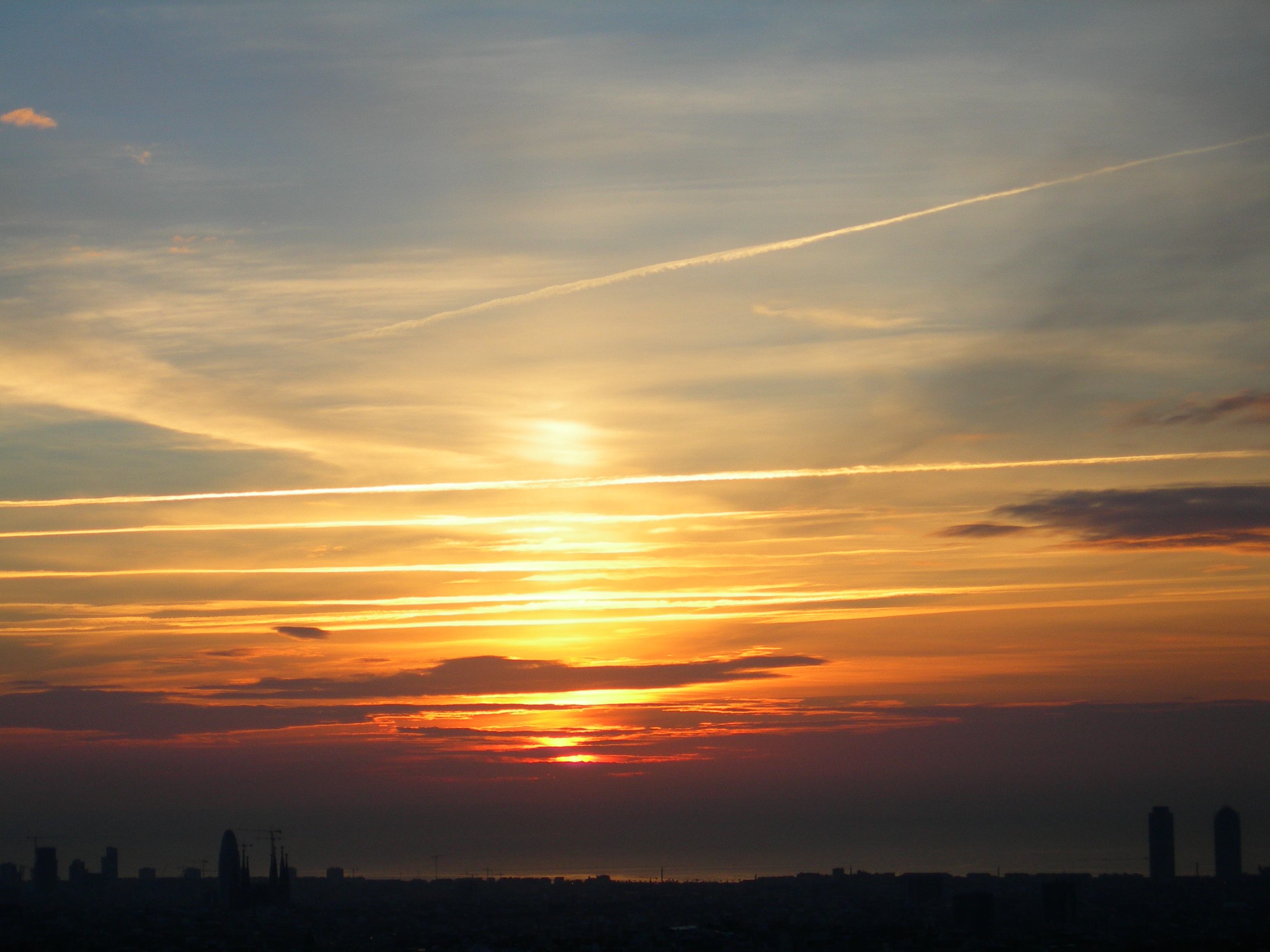 AMANECER EN BARCELONA DESDE EL MIRADOR DE LA CARRETERA DE VALLVIDRIERA