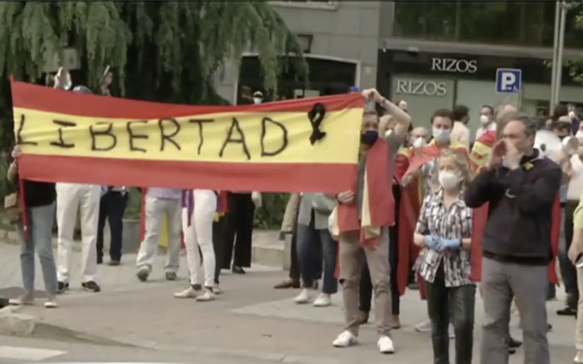 Andrea Sanchis, reportera de Telecinco, responde a los manifestantes que la tocan e insultan