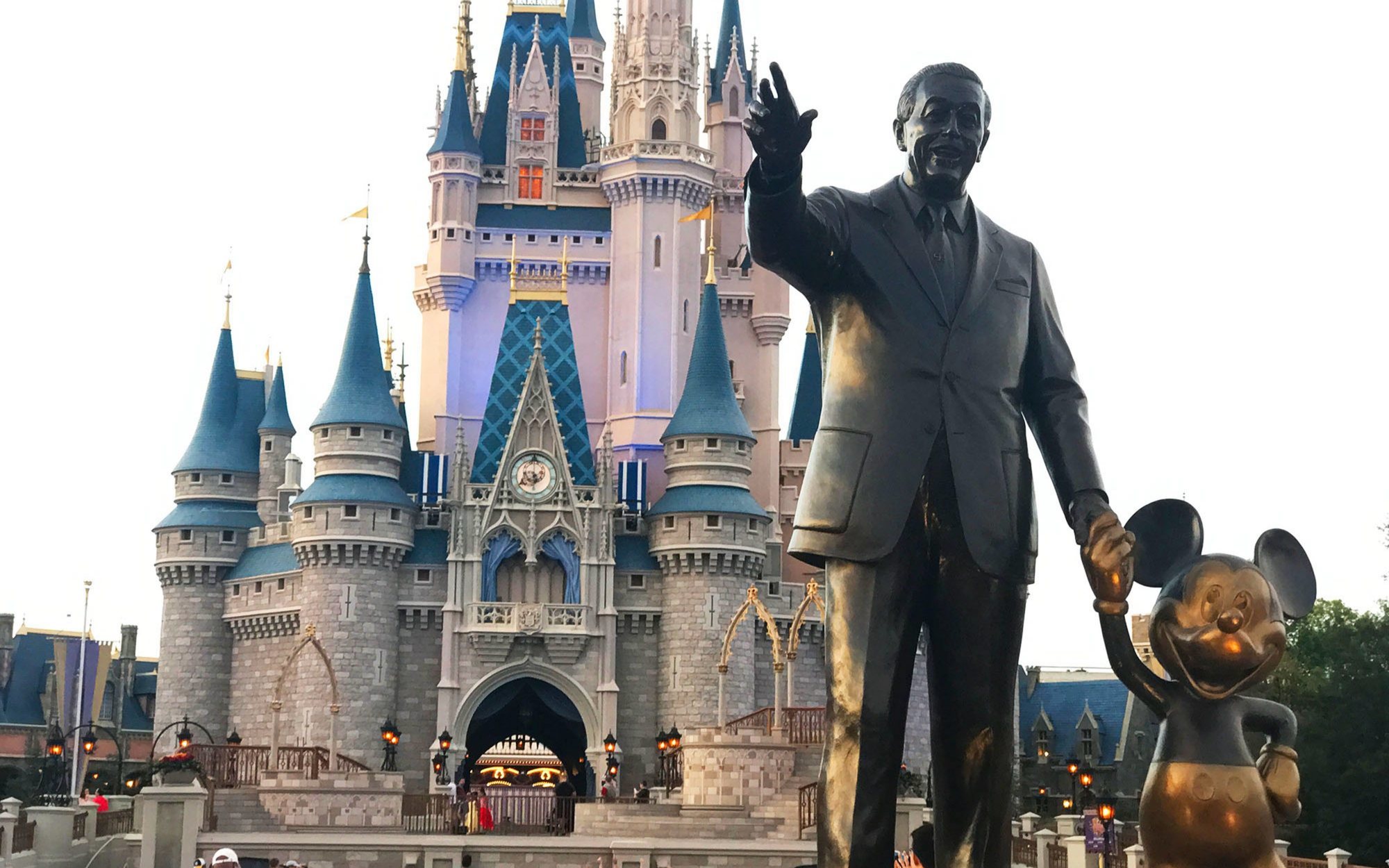 Ron Moore ('Para toda la humanidad') trabaja en una nueva franquicia basada en Magic Kingdom para Disney+