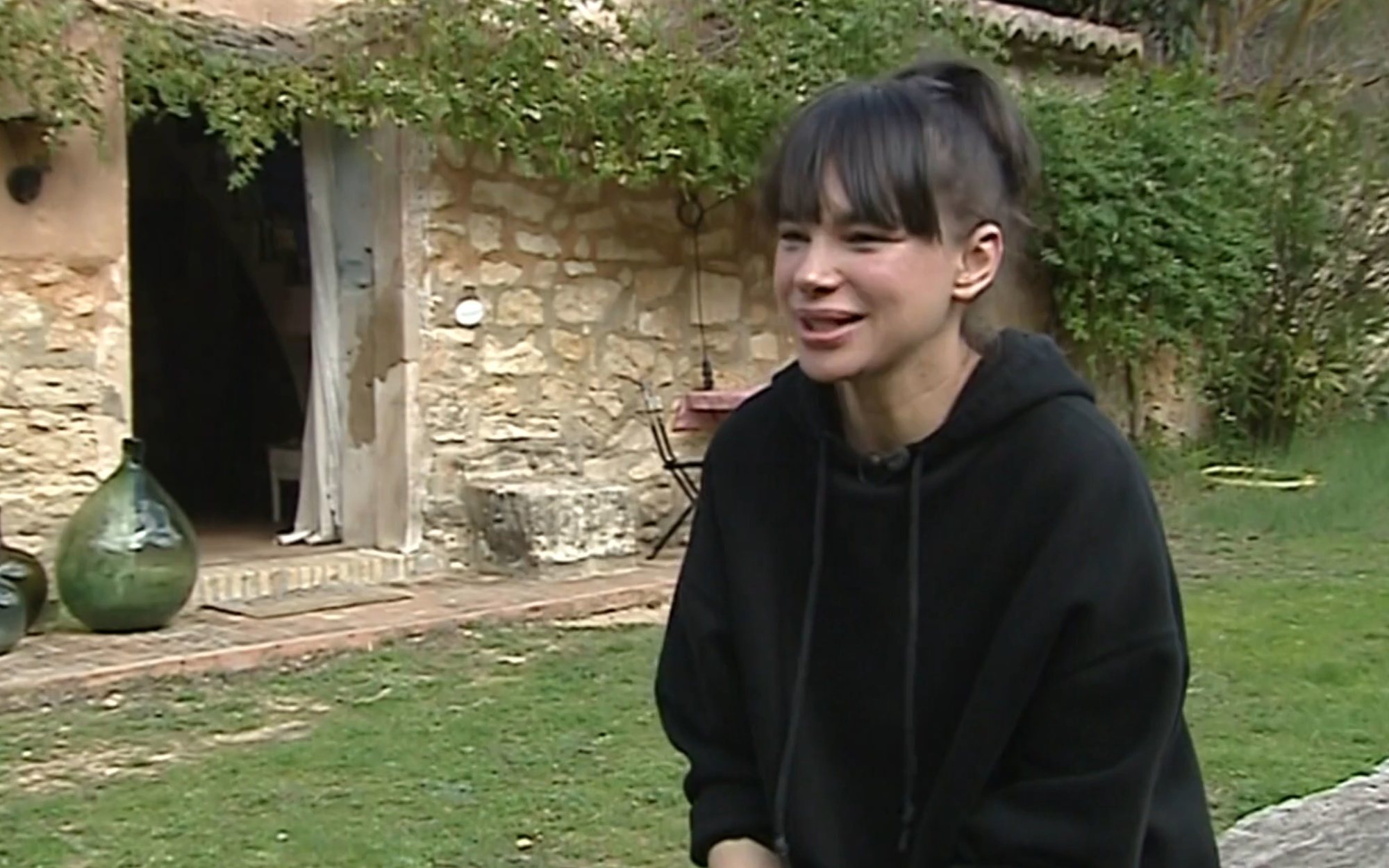 Beatriz Montañez abre las puertas de su cabaña en mitad del bosque: "Es como volver al vientre materno"