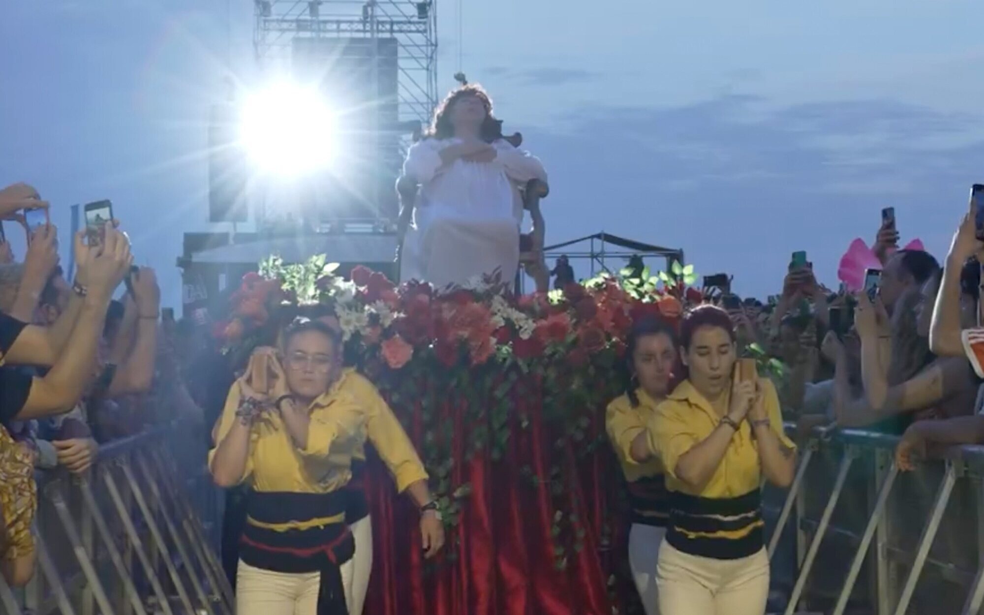 La impactante aparición de Carmen Machi en el concierto de Stella Maris ('La Mesías') en el Primavera Sound