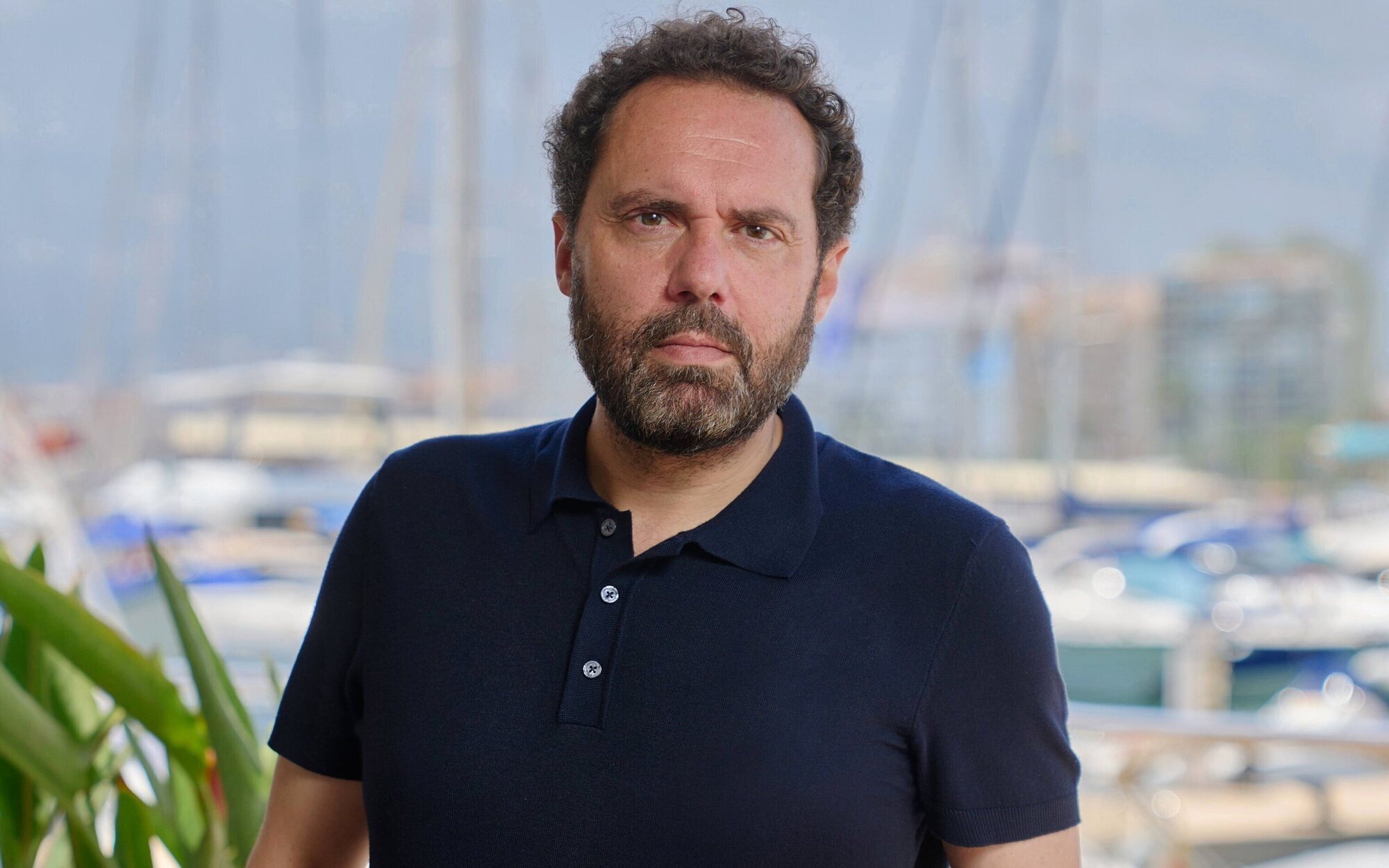 Aitor Gabilondo ('Patria') adaptará a Isabel Allende con una serie de 'Largo pétalo de mar'