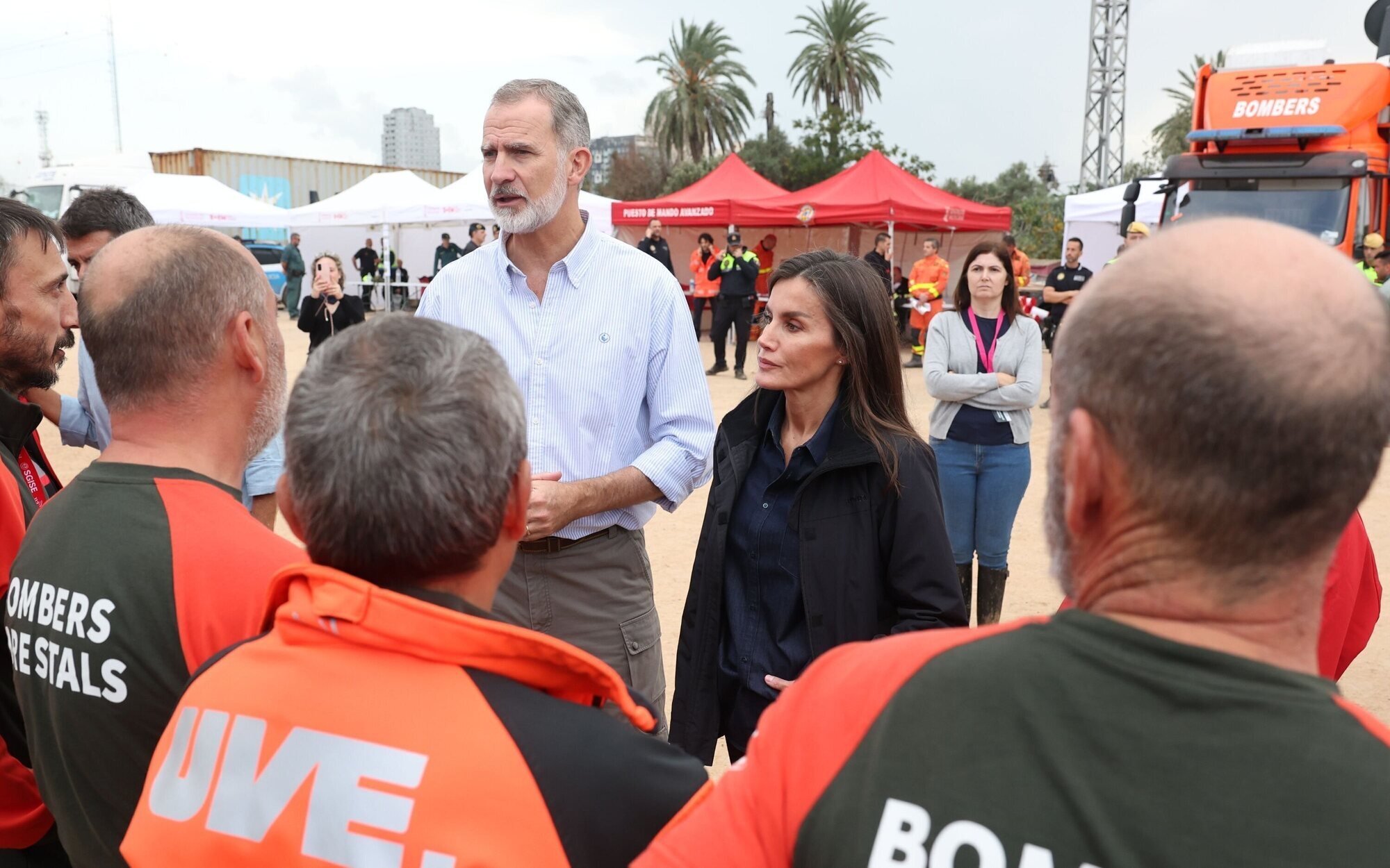 Gritos de "asesinos", barro y tensión en la visita de los Reyes, Pedro Sánchez y Carlos Mazón a Paiporta