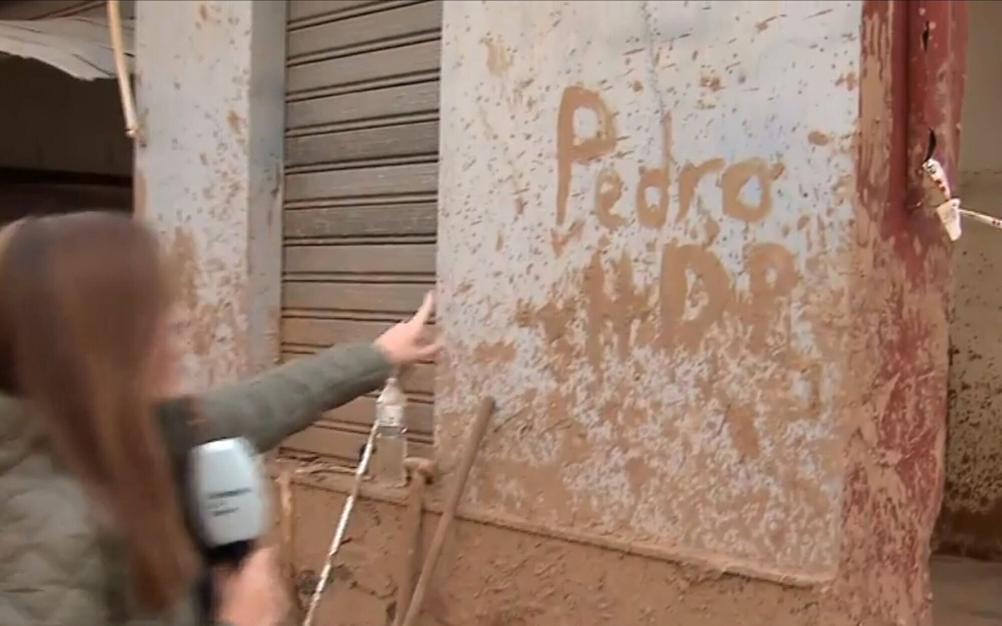 La reportera de 'Vamos a ver' se disculpa por su confusión con la pintada de "Pedro HDP": "Somos personas"