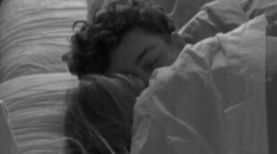 El íntimo primer beso entre Manu y Laura en 'Gran hermano 19' aprovechando la oscuridad de la habitación 