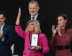 Terelu Campos recoge, en nombre de su madre y de parte de los Reyes, la Medalla de Oro al Mérito en las Bellas Artes