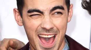 Joe Jonas no se corta al hablar de su primera vez: "Destrocé la habitación en busca de un condón"