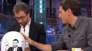 La pulla de Albert Rivera tras regalar un casco a Pablo Motos: "Te sirve para ir a la estación de Sants"