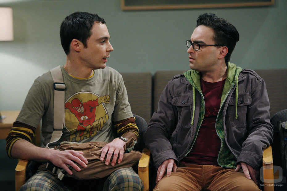 Sheldon y Leonard en la sala de espera del médico