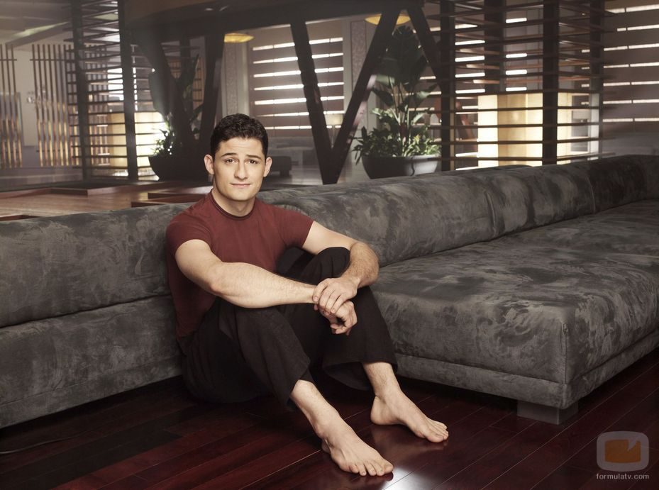 El actor Enver Gjokaj en su serie