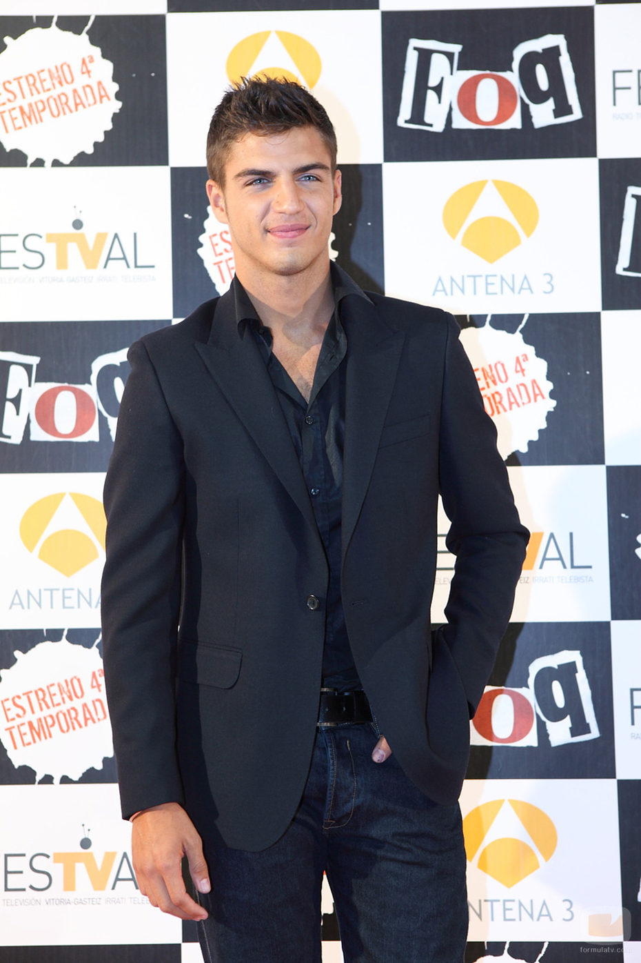 Maxi Iglesias posando en la première de 'Física o Química'