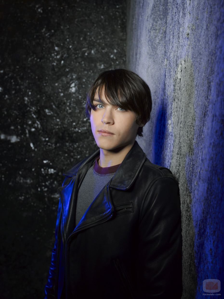 Logan Huffman en 'V'