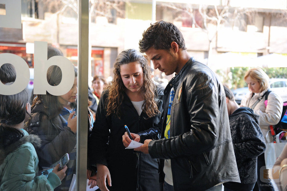 Maxi Iglesias con sus fans