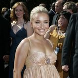 Hayden Panettiere posa en los Emmy con un vestido dorado