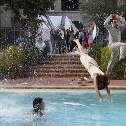 Los protagonistas de 'Cinco hermanos' se mojan en la piscina