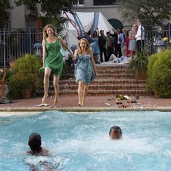 Emily VanCamp y Patricia Wettig se tiran a la piscina