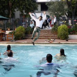 Rob Lowe a punto de caer en la piscina en 'Cinco hermanos'