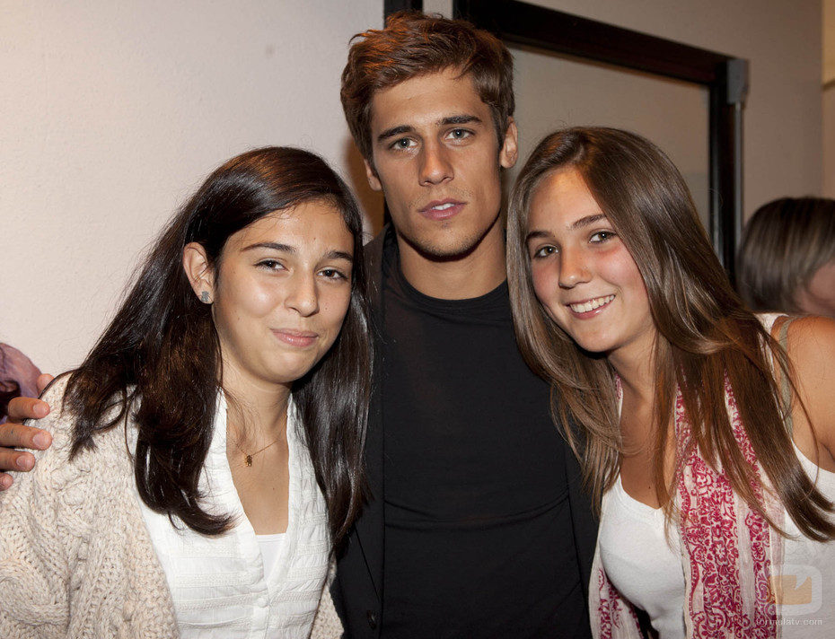 Martín Rivas con dos fans