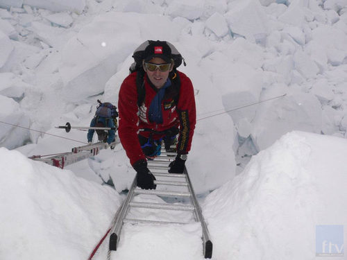 Jesús Calleja escalando entre la nieve en 'Desafío extremo'