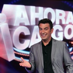 Arturo Valls junto al logo de '¡Ahora caigo!'
