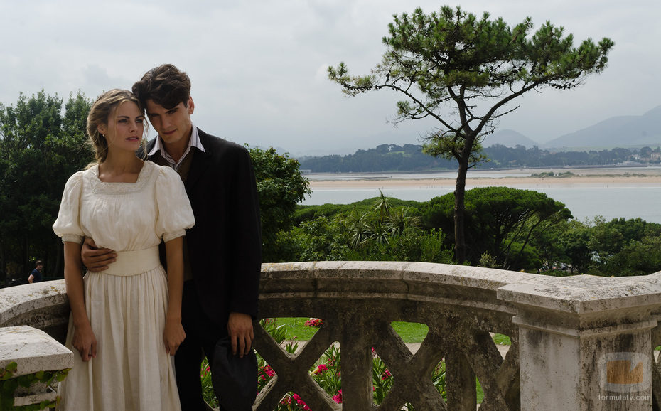 Yon González abraza a Amaia Salamanca en 'Gran Hotel'