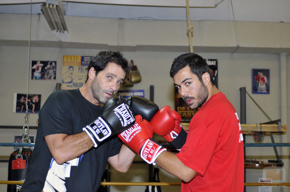 Juan Pablo Shuk y David Seijo posan para promocionar 'El Barco'