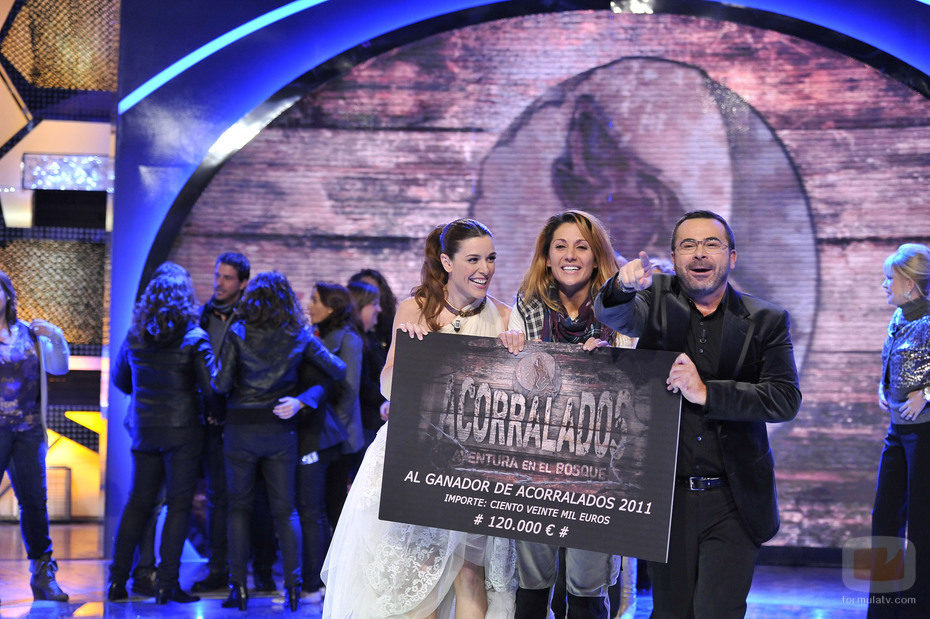 Nagore Robles posa con su cheque de ganadora de 'Acorralados'