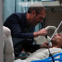 El doctor House con un paciente en la octava temporada