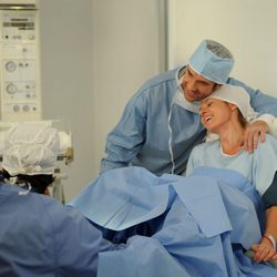 Vivien y su marido Ben en el hospital en 'American Horror Story'