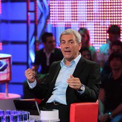 Carlos Sobera sentado en el plató de 'Avanti'