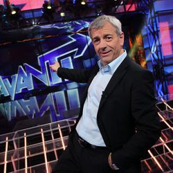 Carlos Sobera señala el logo de 'Avanti'