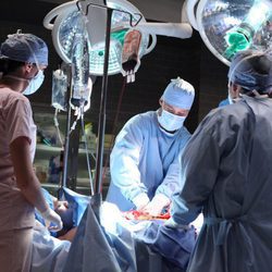 El equipo de House durante una intervención quirúrgica