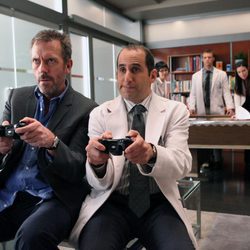 El doctor House y Taub juegan a un videojuego