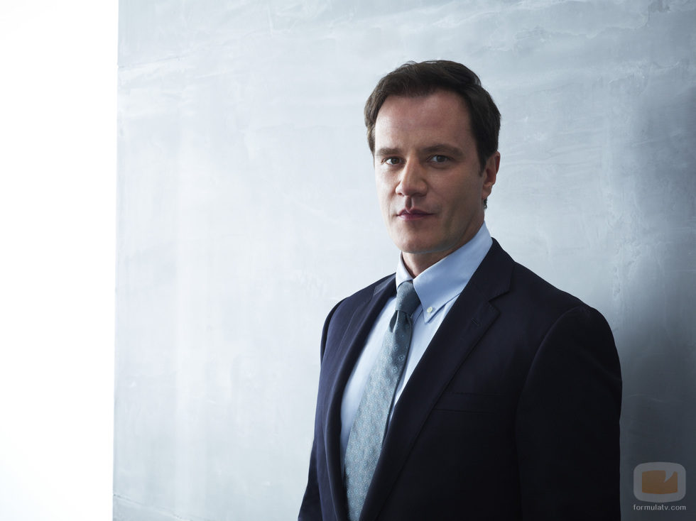 Tim DeKay en una imagen promocional de la temporada de 'Ladrón de guante blanco'