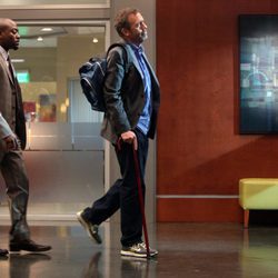El Dr. House junto al Dr. Eric Foreman en el capítulo 8x21 de 'House'