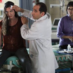 El Dr. Chris Taub en el capítulo 21x8 de 'House' curando a sus compañeras