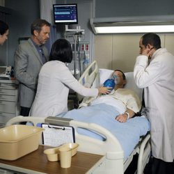 El Dr. House y su equipo en el capítulo 8x22 "Everybody dies"