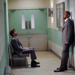 El Dr. Eric Foreman y el Dr. James Wilson en el episodio 8x22 de 'House'