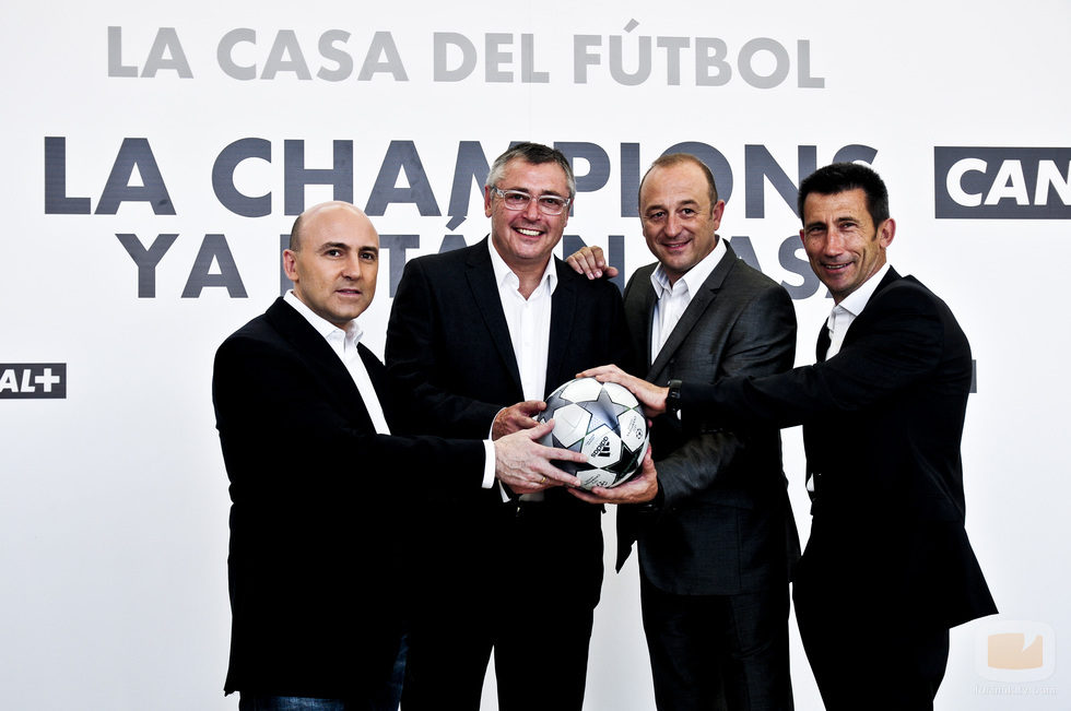 Maldini, Michael Robinson, Nacho Aranda y Carlos Martínez sonrientes en la presentación de la Champions