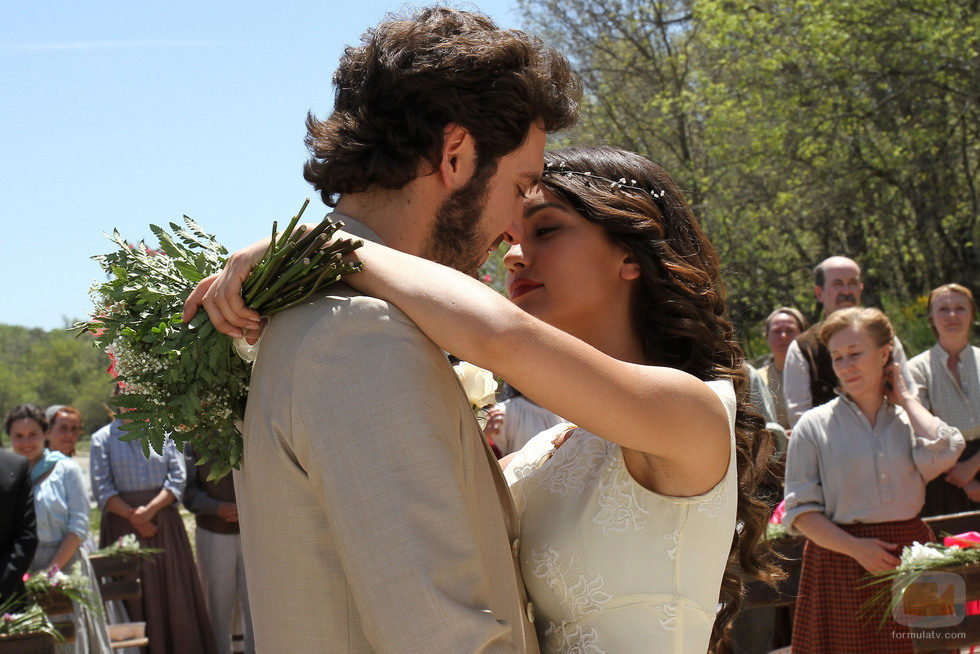 Tristán y Pepa se besan durante su boda