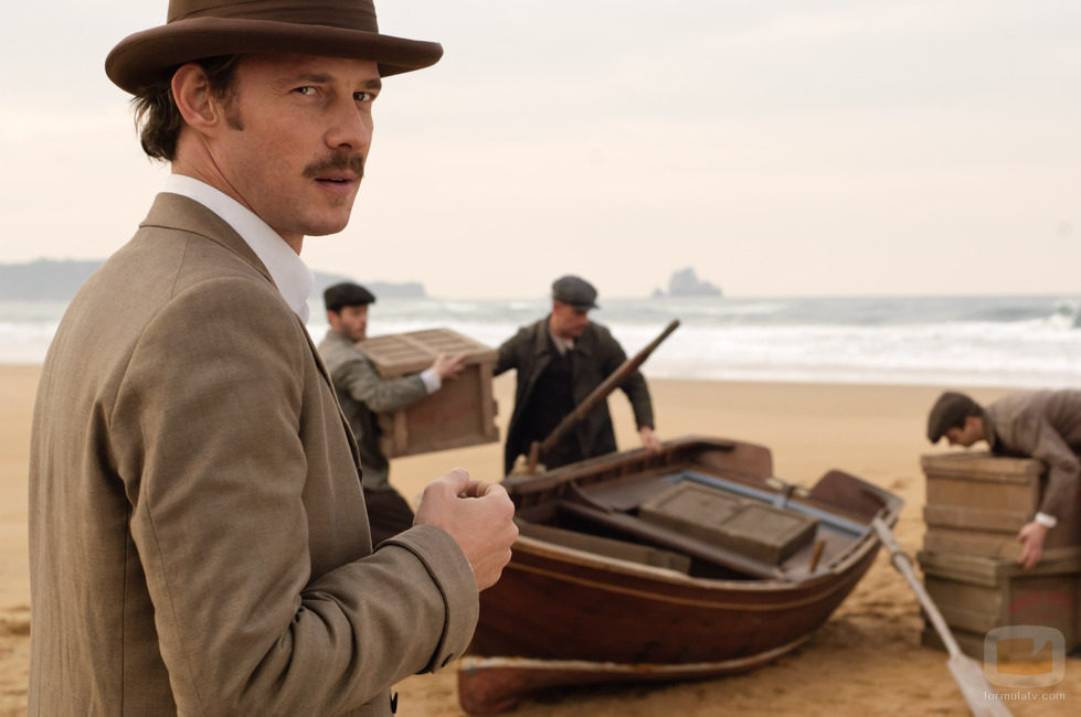 Eloy Azorín en la playa en la segunda temporada de 'Gran Hotel'