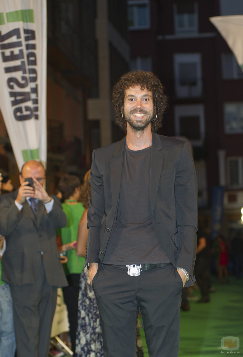 Juan Ibáñez posa para los fotografos en la clausura del FesTVal de Vitoria