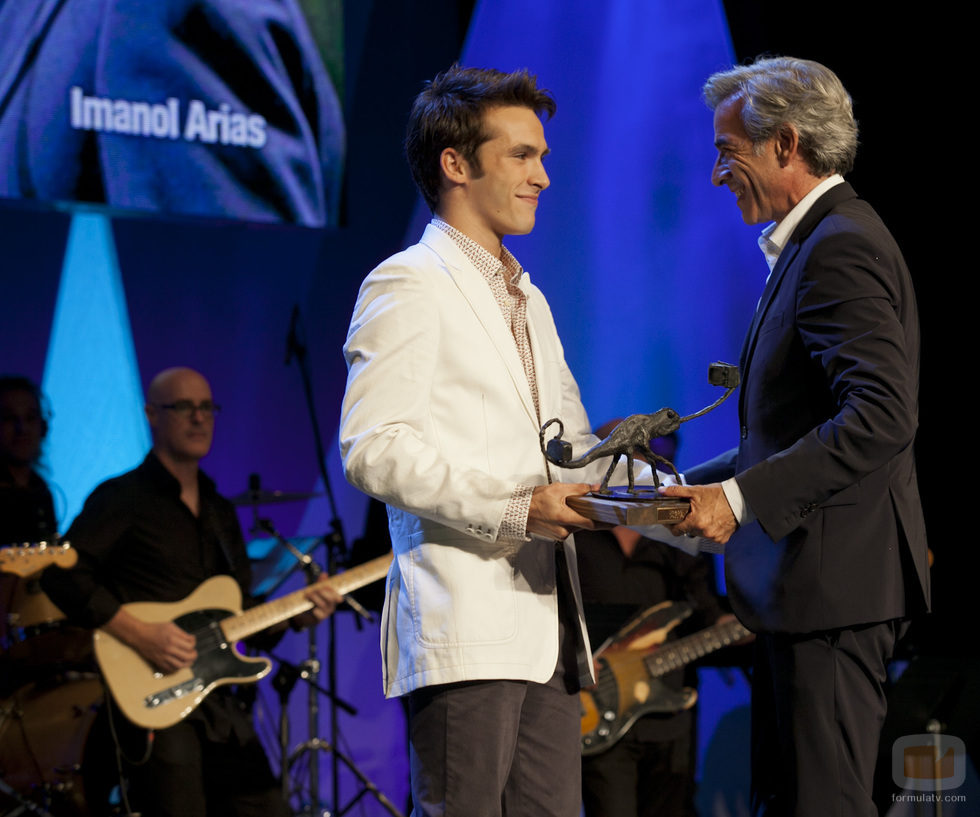 Ricardo Gómez entrega el premio Mainat a Imanol Arias