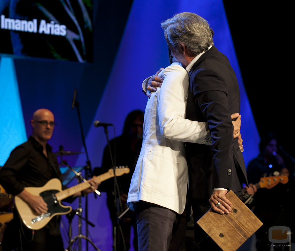 Imanol Arias y Ricardo Gómez se funden en un abrazo