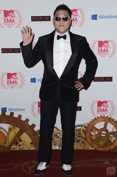 Psy saluda "gangnam style" en los MTV EMA 2012