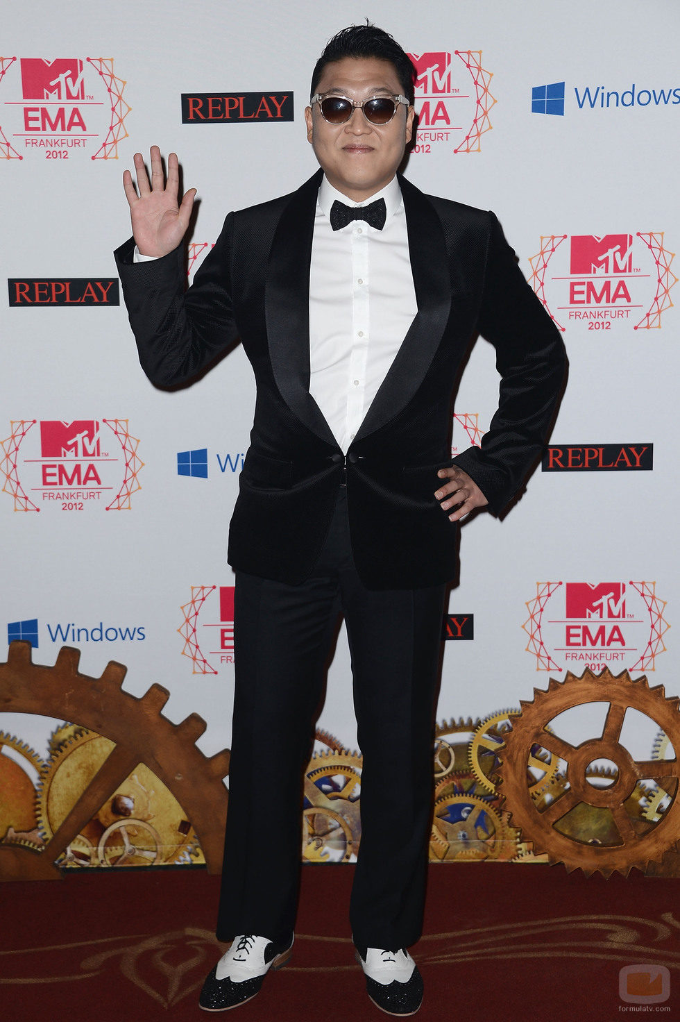 Psy saluda "gangnam style" en los MTV EMA 2012