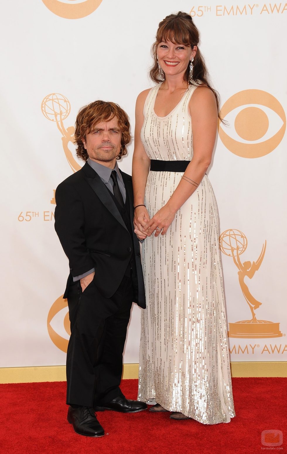 Peter Dinklage y Erica Schmidt en la alfombra roja de los Emmy 2013