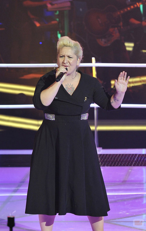 Sandra Rodrigo canta en "Las batallas" de 'La voz'